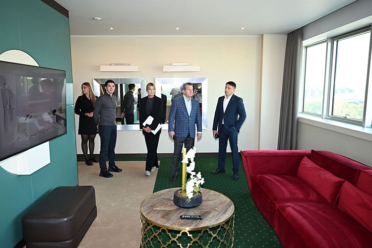    Ильсур Метшин провел обход отелей, которые готовятся принять гостей саммита БРИКС.   
Фото: kzn.ru