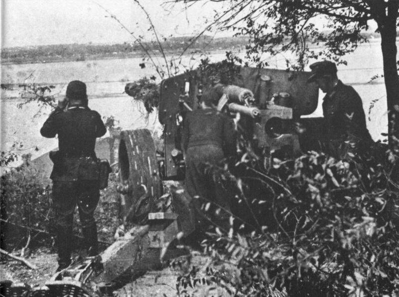 Немецкая 88-мм противотанковая пушка PaK 43, установленная на позиции на берегу Днепра. Сентябрь 1943 г.