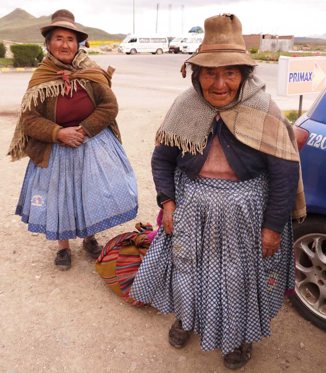 Верная примета. Видишь этих бабушек - жди веселья. 😂 Фото сделано в Перу.