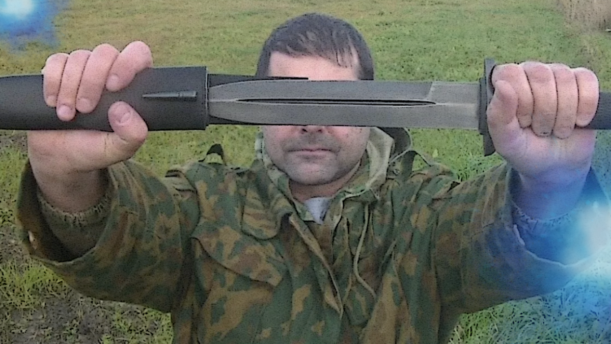 кинжал Самсонова в руках охотника