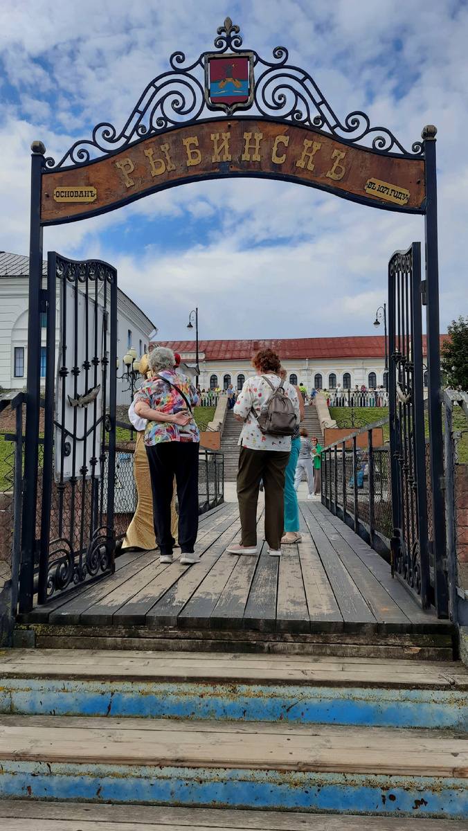 Ворота при выходе на берег