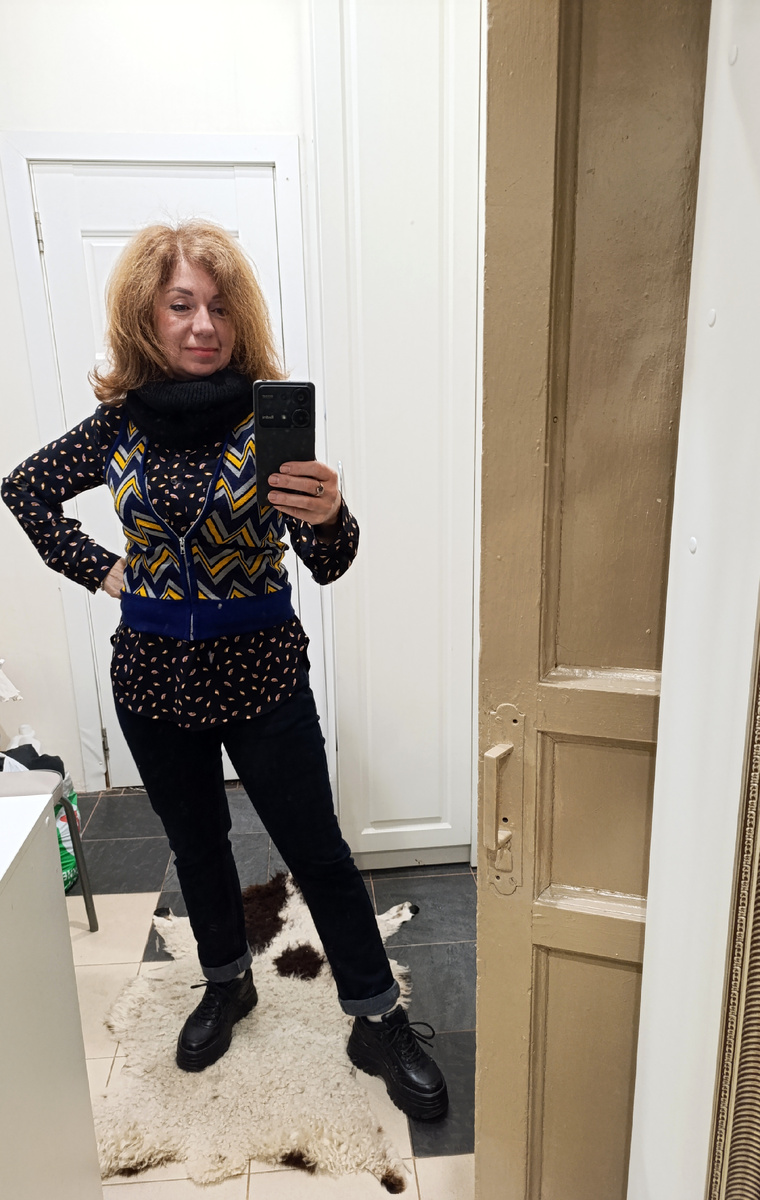 Автор дома, перед выходом, пушистая - еще со вчерашнего дождя. 