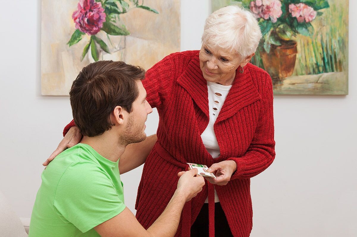 Бабуле в радость подарить деньги внуку, но и внук с радостью поможет ей, когда придет время. Источник: Shutterstock📷
