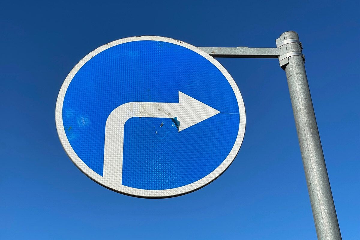 Предписывающие знаки показывают, куда нужно ехать и с какой скоростью. Источник: Shutterstock📷
