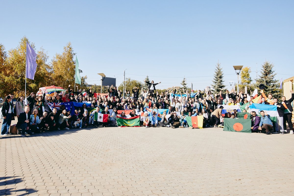 В Оренбурге на форуме «Eurasia Global» было так много участников, что арт-объект на общем фото буквально не видно.