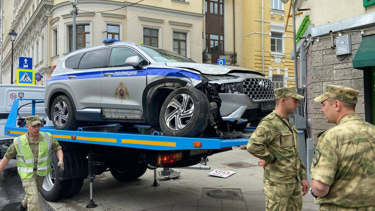 Эвакуация поврежденного полицейского авто в Москве