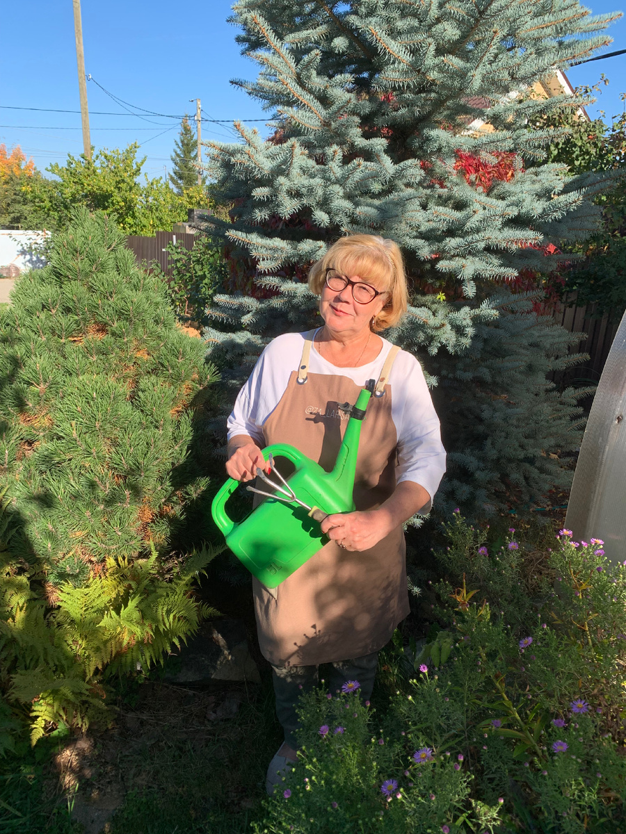 Как с помощью одного действия я уменьшила работу в саду в 5 раз.

Всем, кто еще ничего не знает про огород, я расскажу (опытные точно знают): самые трудоемкие работы в саду и огороде — это прополка и полив.

Можно бесконечно выдергивать эти сорняки, они только веселее растут и радуются.
Можно убить свою спину, бегая с лейками по огороду. Вода — это жизнь и её надо много для хорошей жизни растений.

Я решила эти две проблемы одним разом!

Замульчировала все посадки, какие можно.

Что использовала:

• на грядках — скошенный газон и солома;
• в цветниках — кора сосновых пород;
• в теплице — солома;
• малина, смородина, крыжовник — картон и сверху опилки;
• голубика и жимолость — картон и сверху кора сосны;
• приствольные круги плодовых деревьев — черный укрывной материал и сверху кора;
• хвойные деревья — кора сосны;
• даже саженцы в горшках в моем питомнике замульчированы мелкой корой.
(Сохраняйте пост, если еще не сделали это!)

Что это дает:

✔️ сорняков в разы меньше! А те, что растут, вынимаются с корнем очень легко;
✔️ влага из почвы почти не испаряется, она защищена мульчирующим слоем;
✔️ под мульчей не разрушается верхний слой почвы, в нем комфортно полезной микрофлоре и червячкам;
✔️ постепенно разлагаясь, кора, солома, трава и опилки обогащают почву и улучшают её механический состав.

Всего одно действие, и мои растения получают больше влаги и питания. Поэтому лучше растут, меньше болеют и дают большой полезный урожай.
И никаких гербицидов! Я их категорически не применяю и вам не советую ❌
