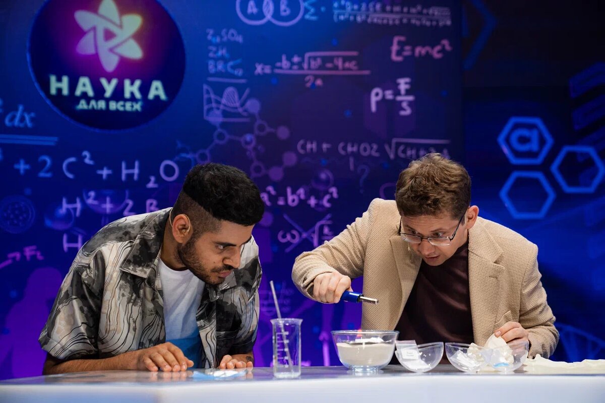 Ведущие шоу "Наука для всех" Алексей Федоров и Роман Каграманов