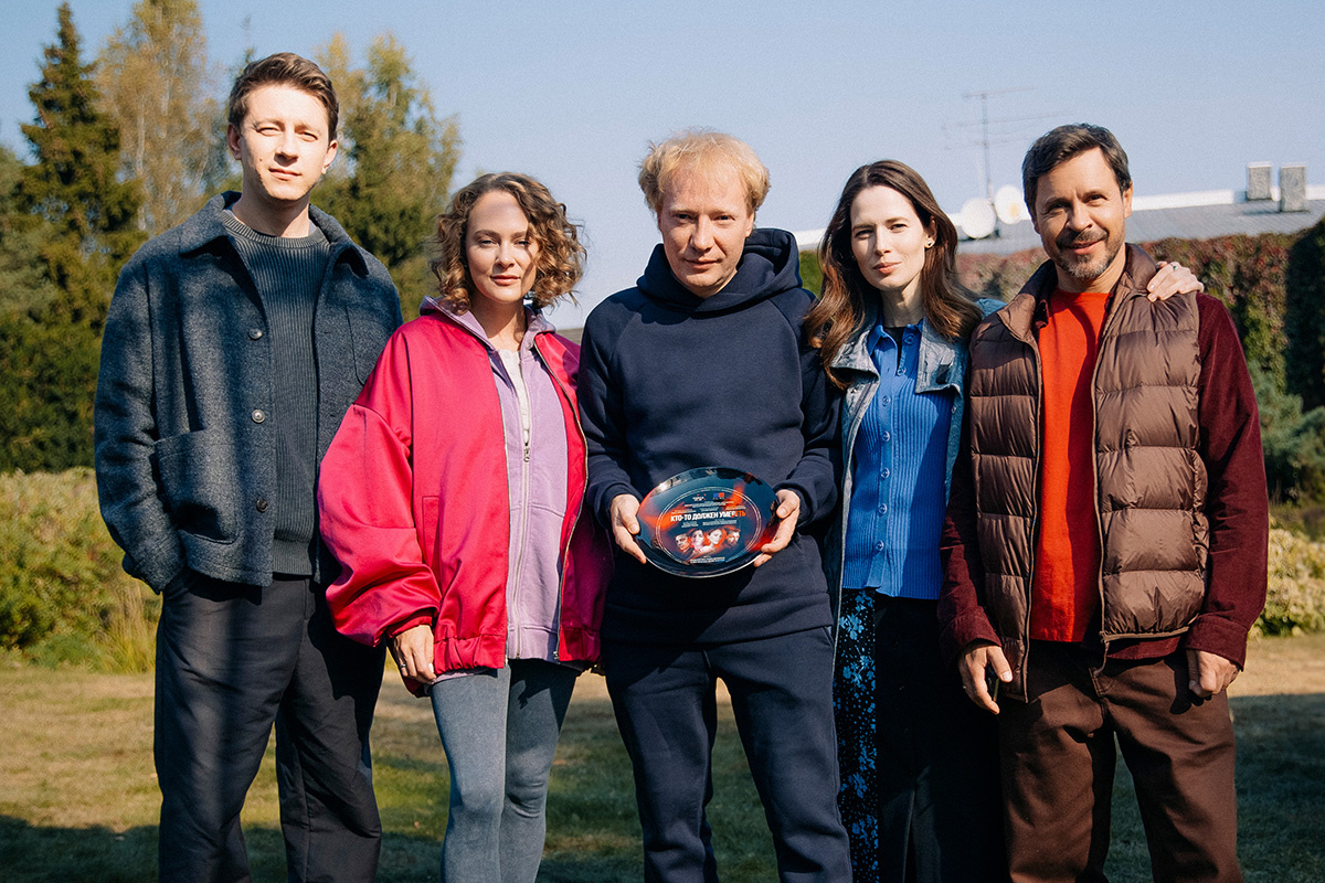 Пресс-служба Start («Ол Медиа Компани»)📷Денис Прытков, Аглая Тарасова, Евгений Григорьев, Павел Деревянко и Юлия Снигирь на съемках фильма «Кто-то должен умереть»