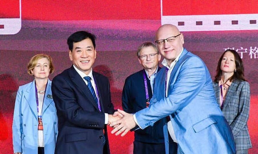     Директор «Ленфильма» Эдуард Суворов (справа). Фото предоставлено Эдуардом Суворовым