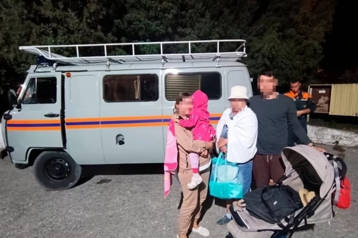    В Геленджике спасатели оказали помощь семье с 2-летним ребенком и коляской