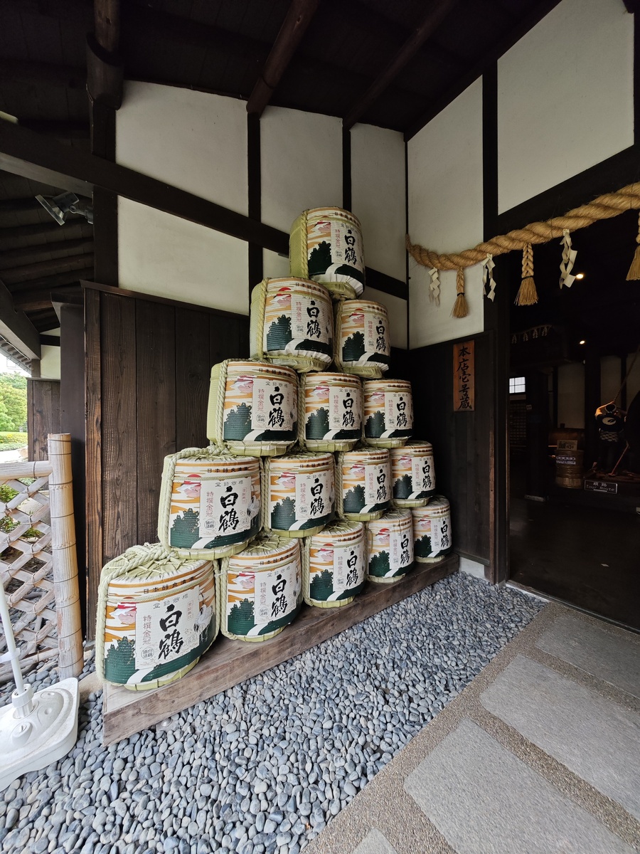 На фотографиях сакеварня из района Нада в Кобе - HAKUTSURU SAKE Brewing Co, одна из крупнейших в Японии