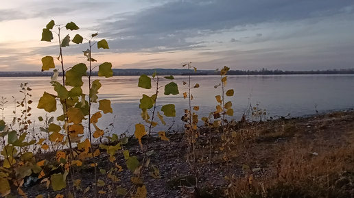 Послезакатные краски осени на реке Кама.