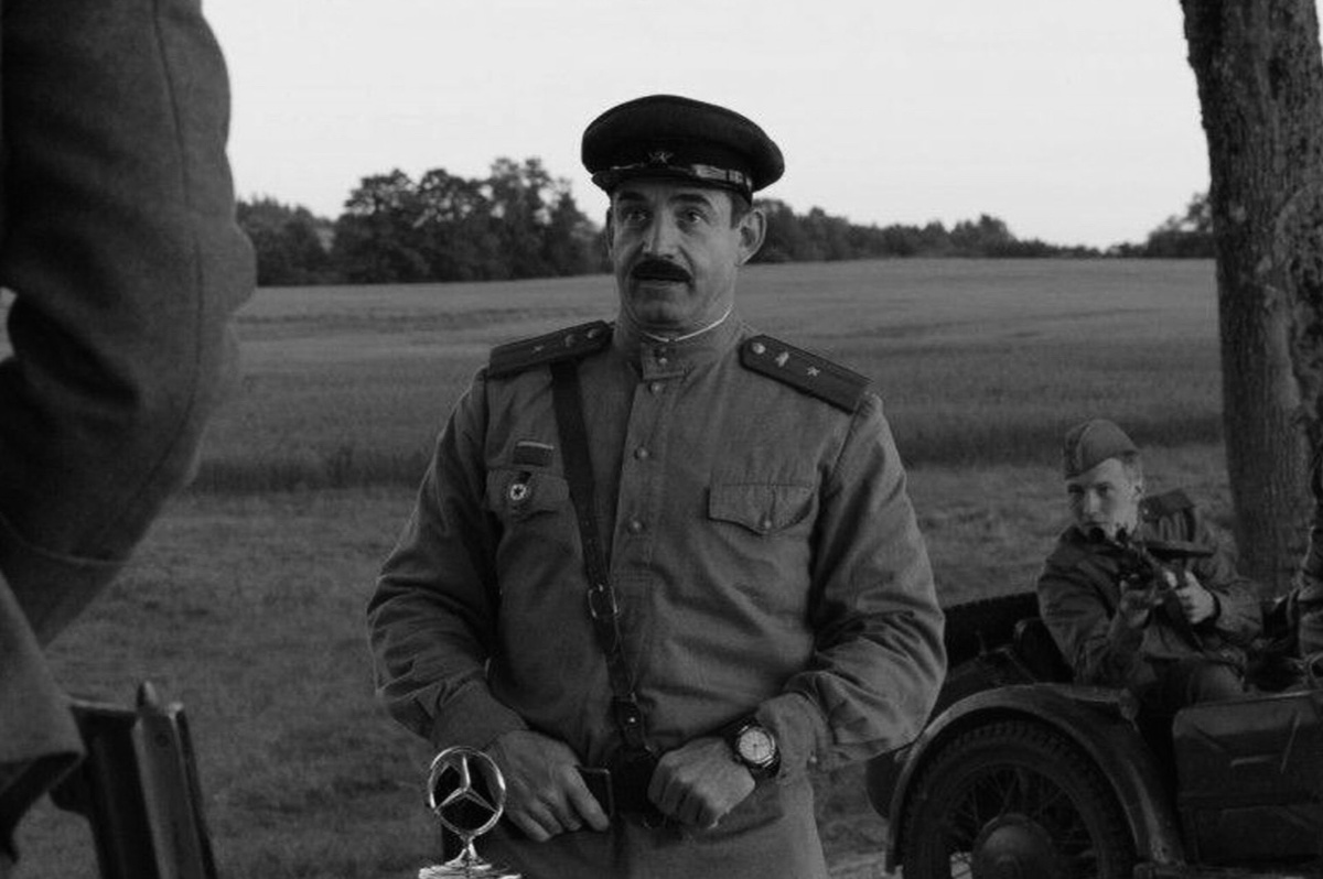 А как же фильм «На Париж!», где Певцов сыграл главную роль? Такой пошлости ещё поискать. Что ж он сам соглашается на такие роли? 