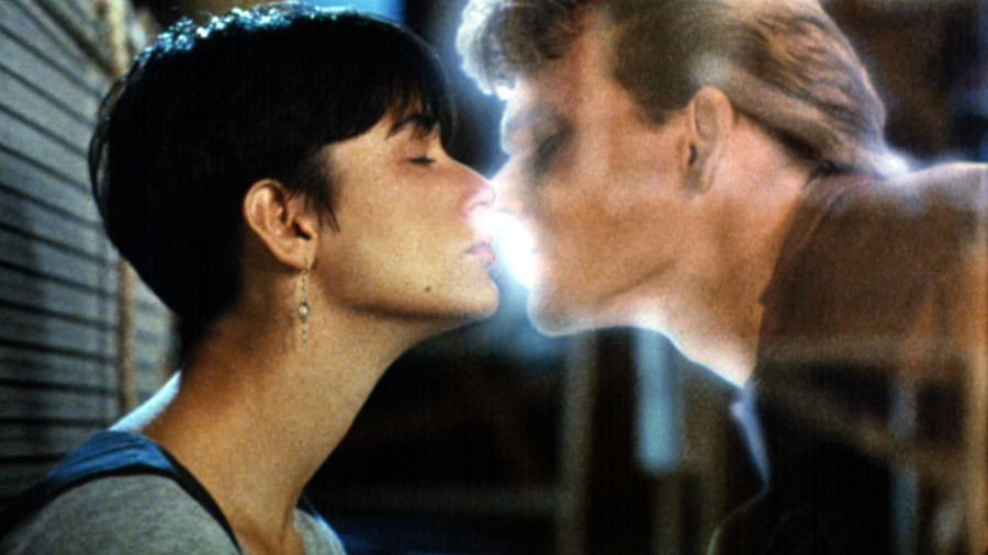 Кадр из фильма "Привидение" (1990)