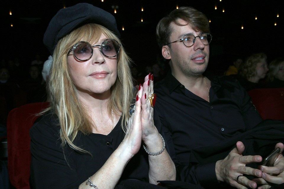    После провала истории с продажей замка в подмосковной деревне Грязь 75-летняя Алла Пугачева и ее супруг Максим Галкин*, признанный в России иноагентом, решили вывезти его за границу по частям. Борис КУДРЯВОВ