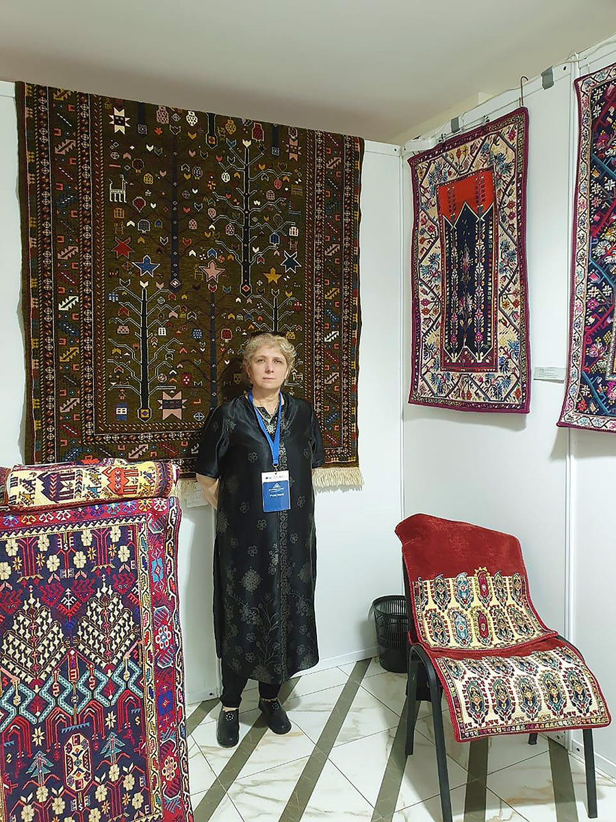 Бесен Нухова и её изделия.