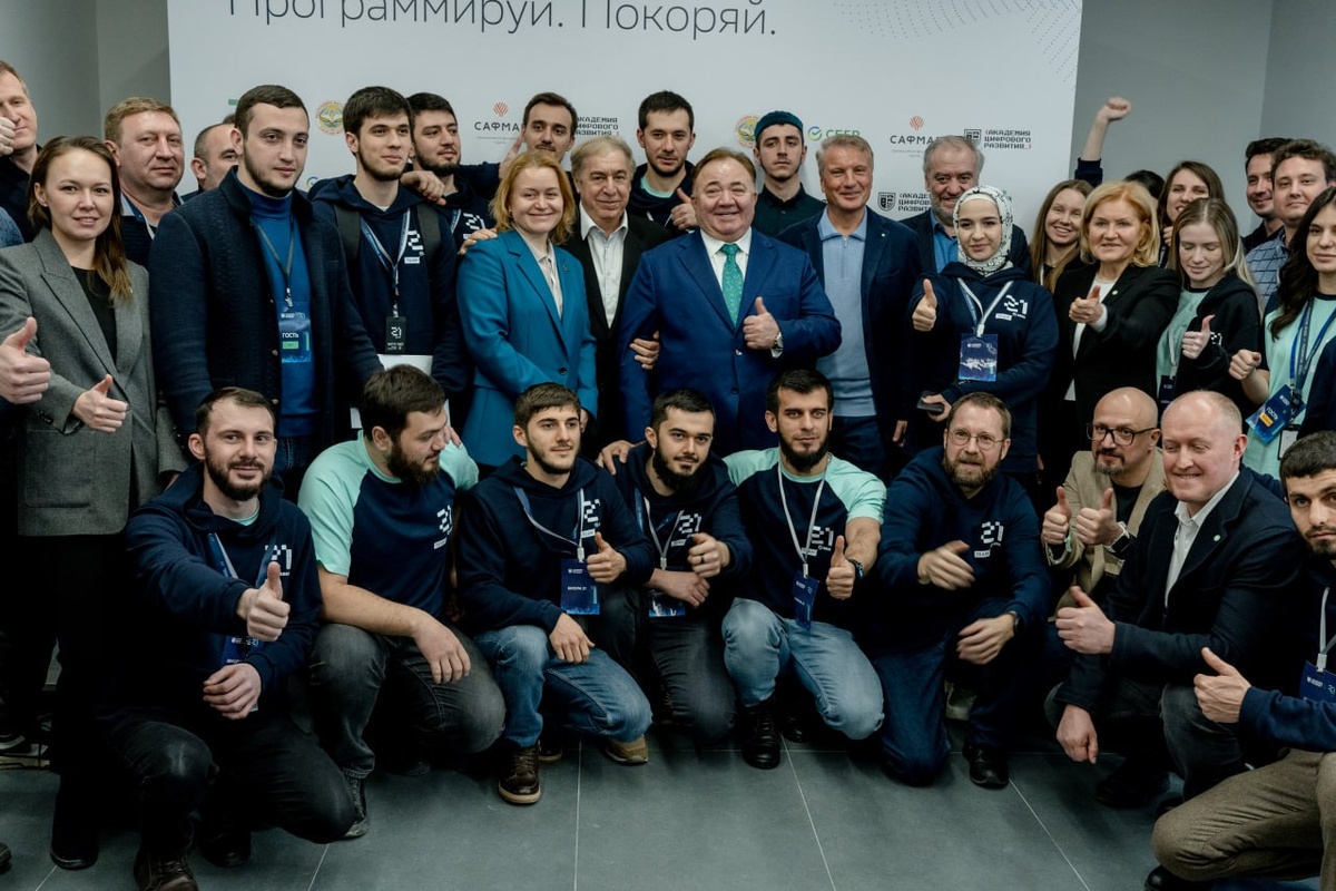 Михаил Гуцериев на открытии Школы 21 (школа программирования) в Магасе 