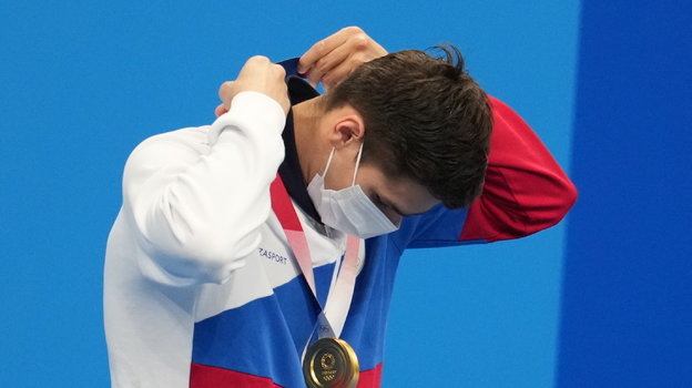    Евгений Рылов с золотой медалью Олимпиады в Токио.Дмитрий Коротаев Известия