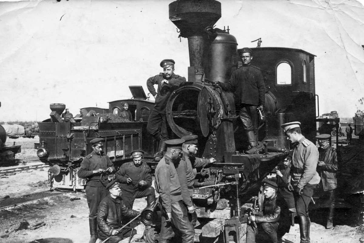 Паровозы – незаметные труженики Первой мировой войны. На фотографии бойцы 3-го железнодорожного батальона в 1915 году. Фотография из блога "Пишет хумус" в "Живом журнале" (https://humus.livejournal.com/6167576.html)
