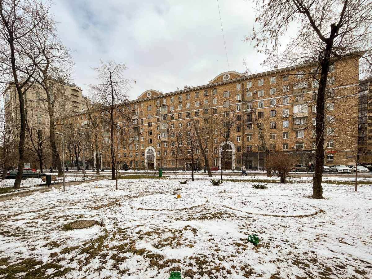 Фото автора. Последний адрес Игоря Старыгина. Точный адрес - Овчинниковская набережная, 22/24. Даже мемориальной таблички нет...