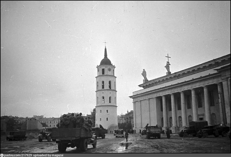 Грузовики с советскими солдатами следуют по улице г. Вильно, 1939