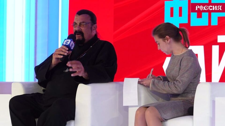    Стивен Сигал на выставке "Россия". Источник: кадр видео, t.me/gowithRussia