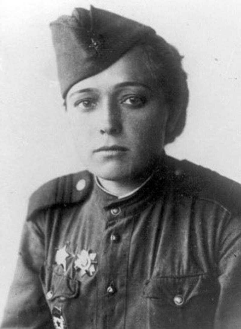    Старшина медицинской службы Ю.В. Друнина (1944). stalker