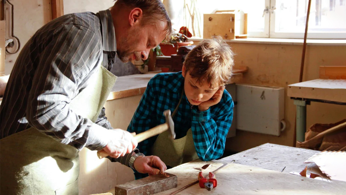 Учитель труда с учеником