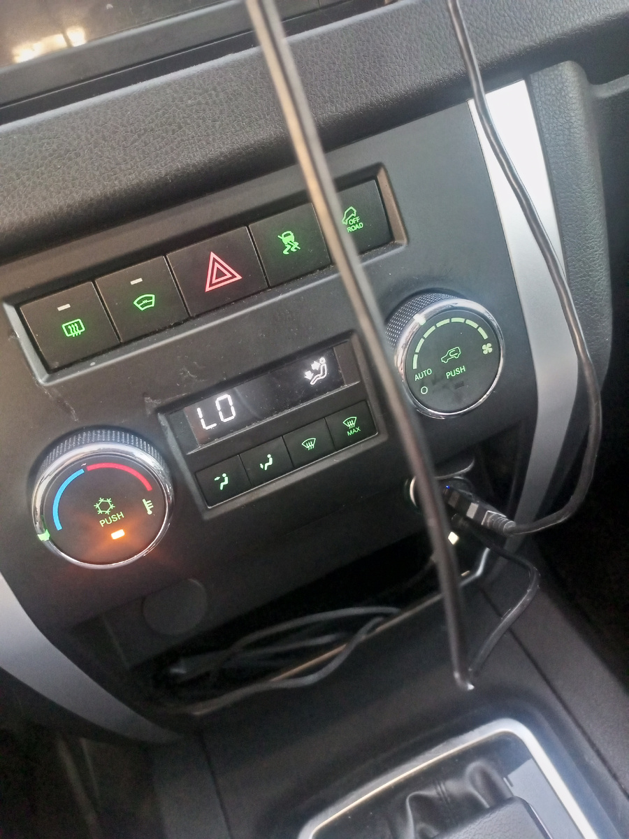 Сейчас в кармане лежит USB провод.