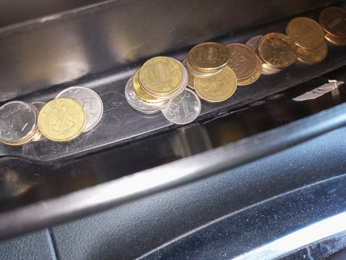 В кармане лежат деньги. Мелочь лучше туда не класть.