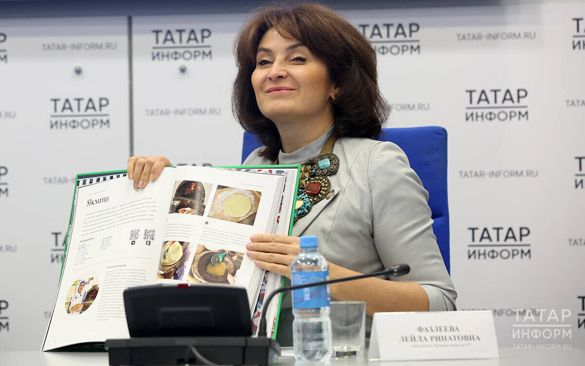 ​Лейла Фазлеева: «Изданий, связанных с татарской кухней, много, но всегда хочется найти что-то новое, особенное, яркое. Таким событием в жизни республики стала эта книга». Фото: © Султан Исхаков / «Татар-информ»