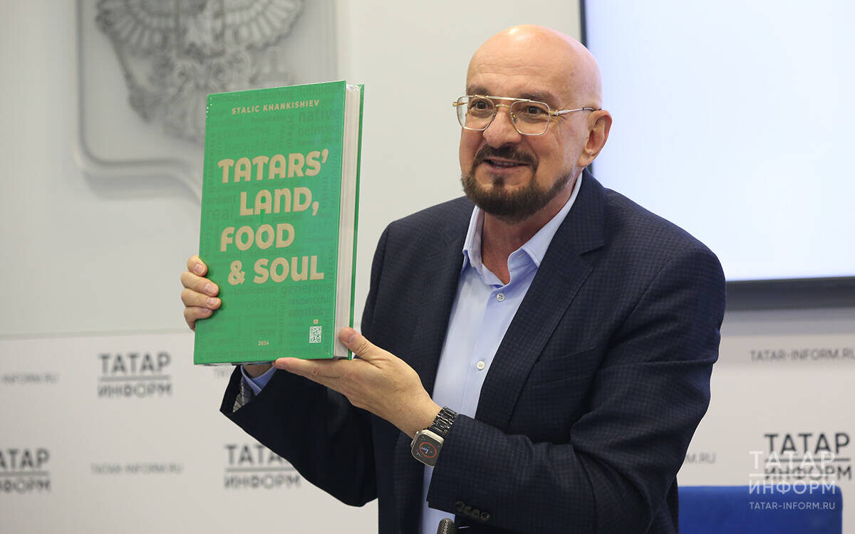 Известный кулинар, писатель и блогер Сталик Ханкишиев презентовал в Казани свою новую книгу «Земля, душа и еда татар». Фото: © Султан Исхаков / «Татар-информ»
