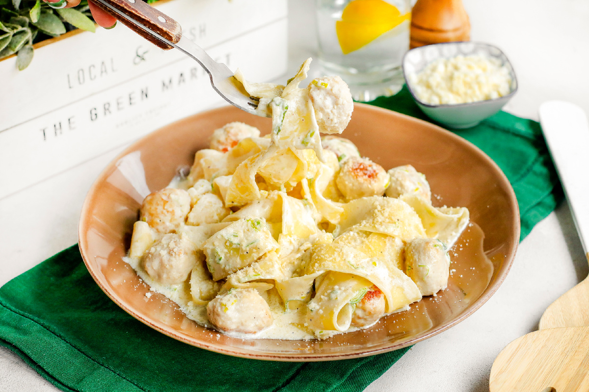 Паста а-ля Альфредо в сливочном соусе с куриными фрикадельками и пармезаном