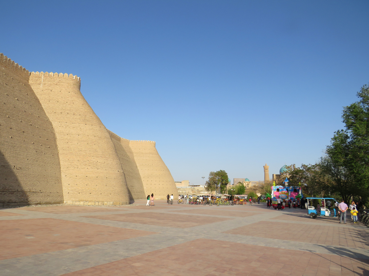 "Пузатые" башни крепости Арк в Бухаре