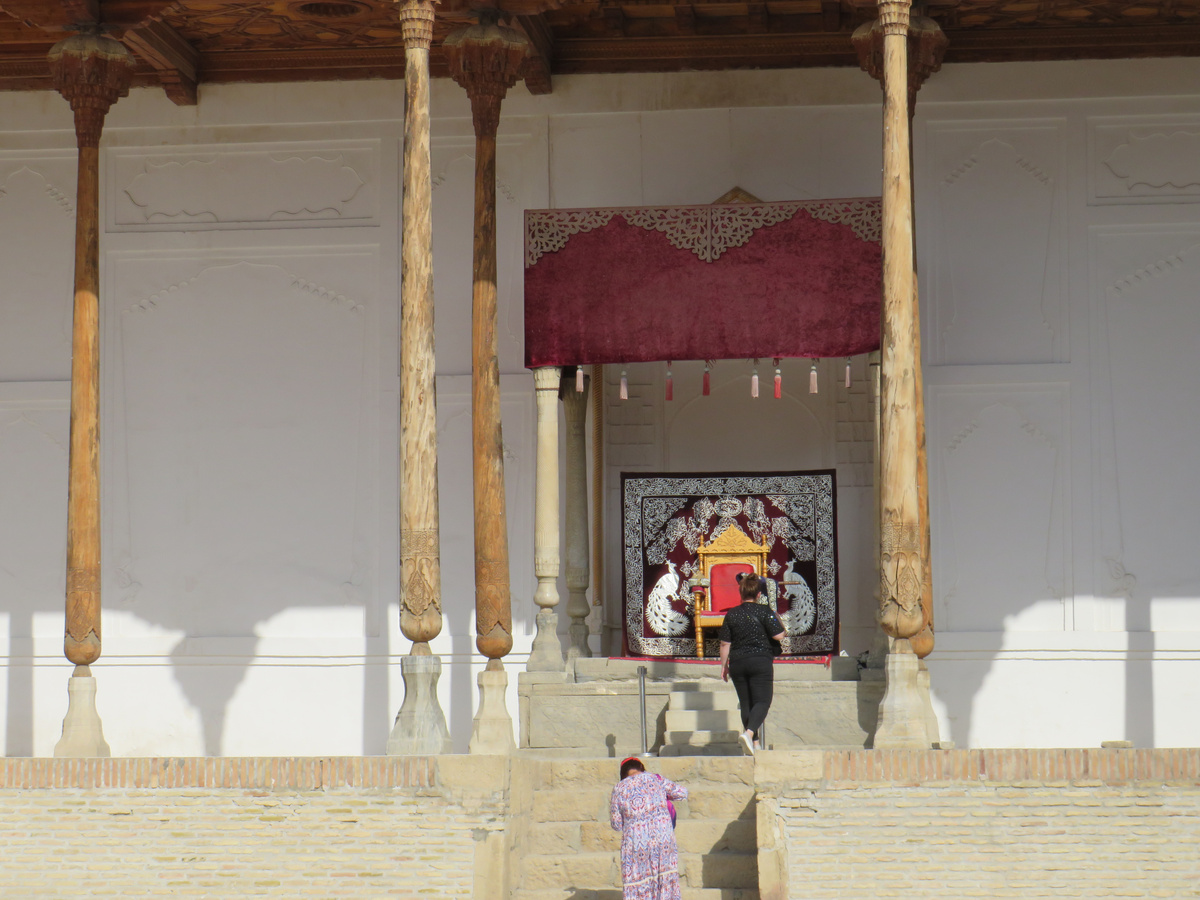 Троны бухарских правителей в коронационном зале крепости Арк