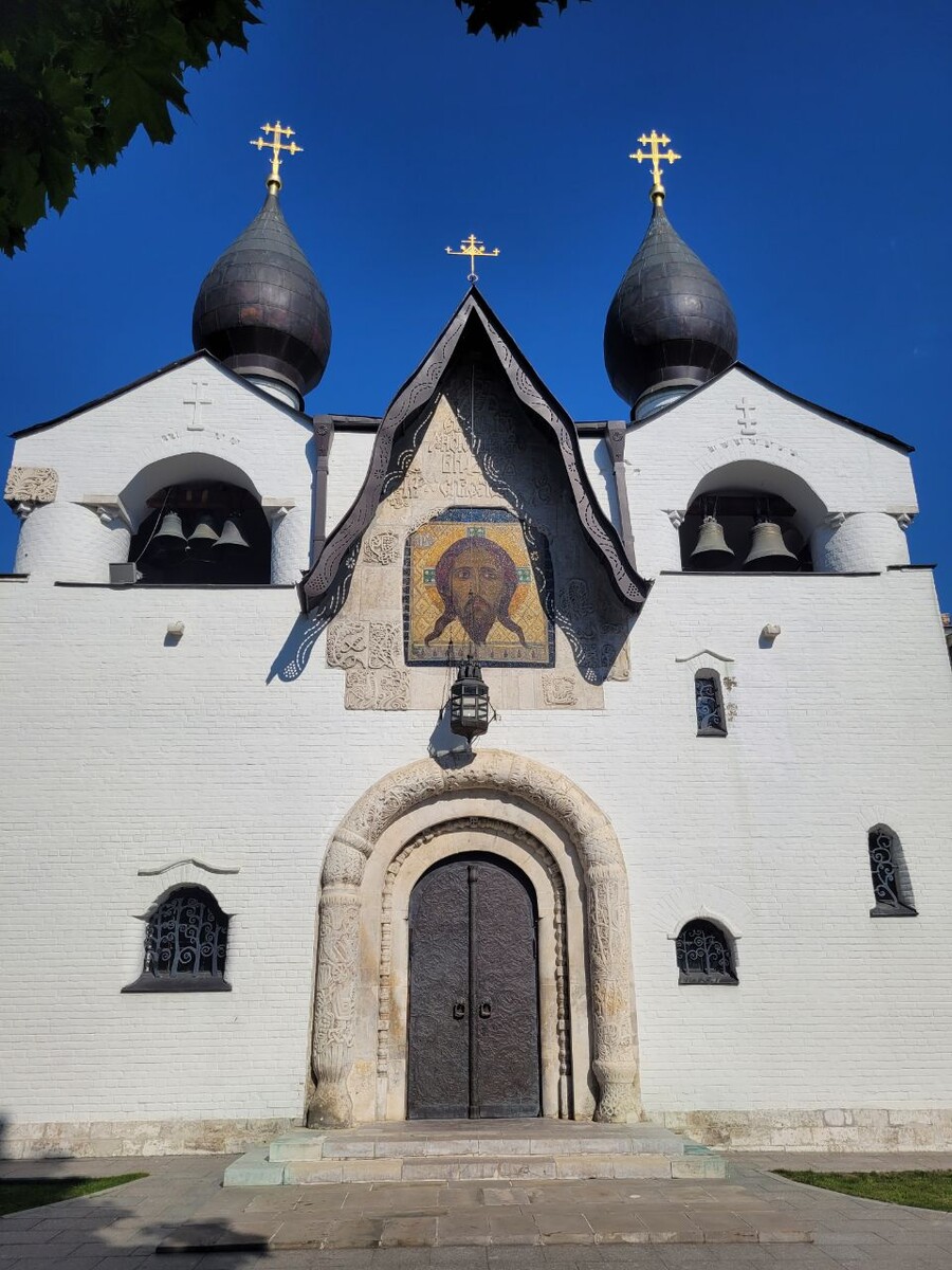Интерьер храма с росписями Нестерова