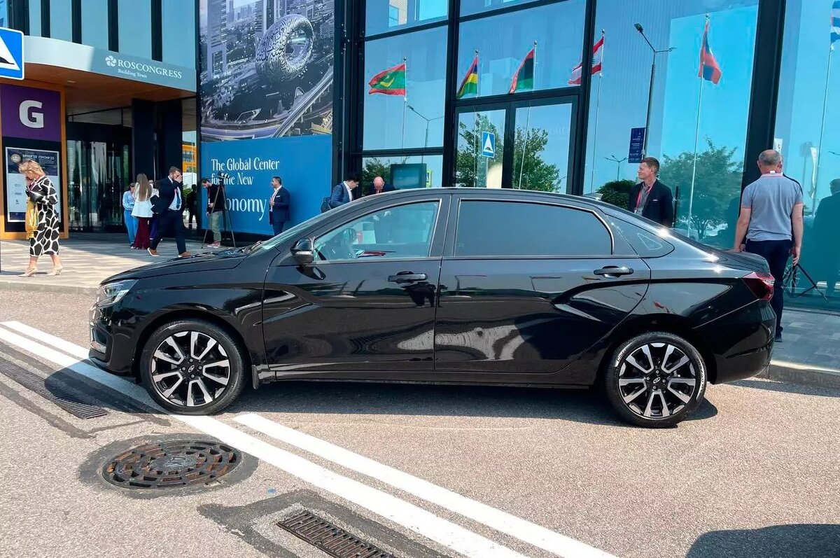 Lada Aura — новый автомобиль для чиновников и госслужащих. Фото: dzen.ru