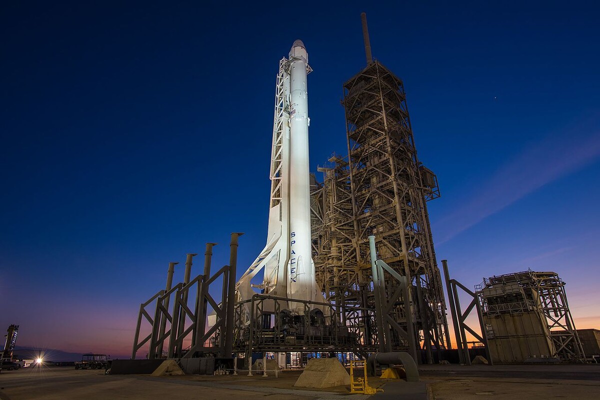 Авторство: SpaceX. Falcon 9 and Dragon Vertical at Pad 39A, CC0, https://commons.wikimedia.org/w/index.php?curid=56347120