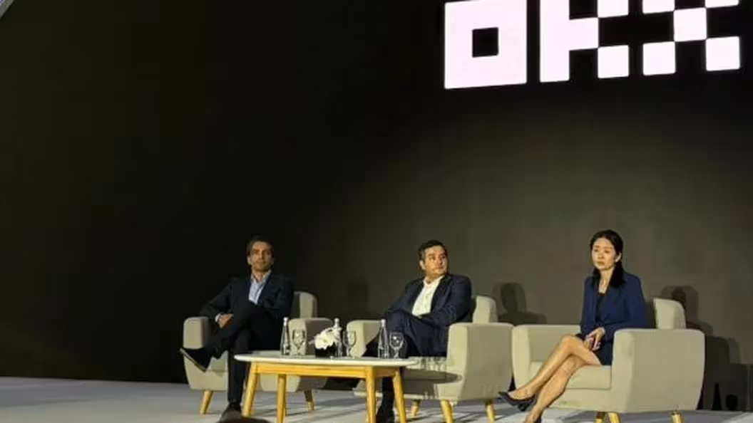 CMO OKX Хайдер Рафик, генеральный менеджер по Ближнему Востоку Рифад Махаснех и президент Хонг Фанг на пресс-конференции в Дубае.