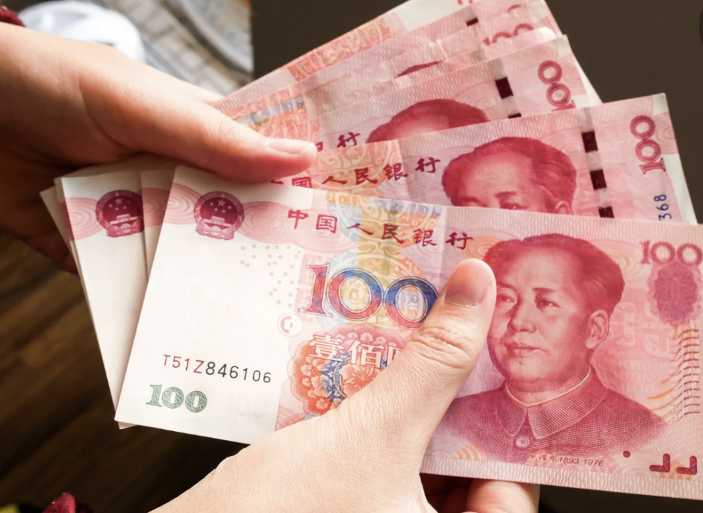Analysts' estimates and traders' opinions
The Chinese currency is rapidly becoming more expensive: +15% in just 1.5 months. Let's figure out what's going on, collect the estimates of market players, evaluate the key levels for the yuan/ruble pair.

Why is the yuan getting more expensive now

The exchange rate of the CNY/RUB pair is an inverted ruble exchange rate, that is, it reflects the value of the Russian currency relative to the more stable yuan. But at the same time — adjusted for China's own currency dynamics.
Since the end of August, the yuan has risen from 11.6 to 13.5 rubles, or more than 15%. At the same time, the US dollar rose from 87.6 to 96.5 rubles, or by 12%. The yuan/dollar pair added about 3.5% to this.
In other words, the growth of the yuan in recent weeks by about three quarters is associated with the ruble's own dynamics (its weakness) and only a quarter with the strengthening of the Chinese currency (its strength) on the international market.