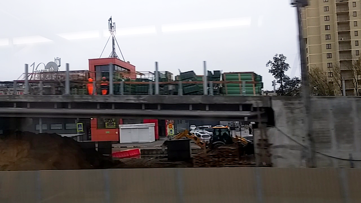 Заготовленные экраны у Южного проспекта в пос. Удельная в октябре 2024 года, кадр из видео автора