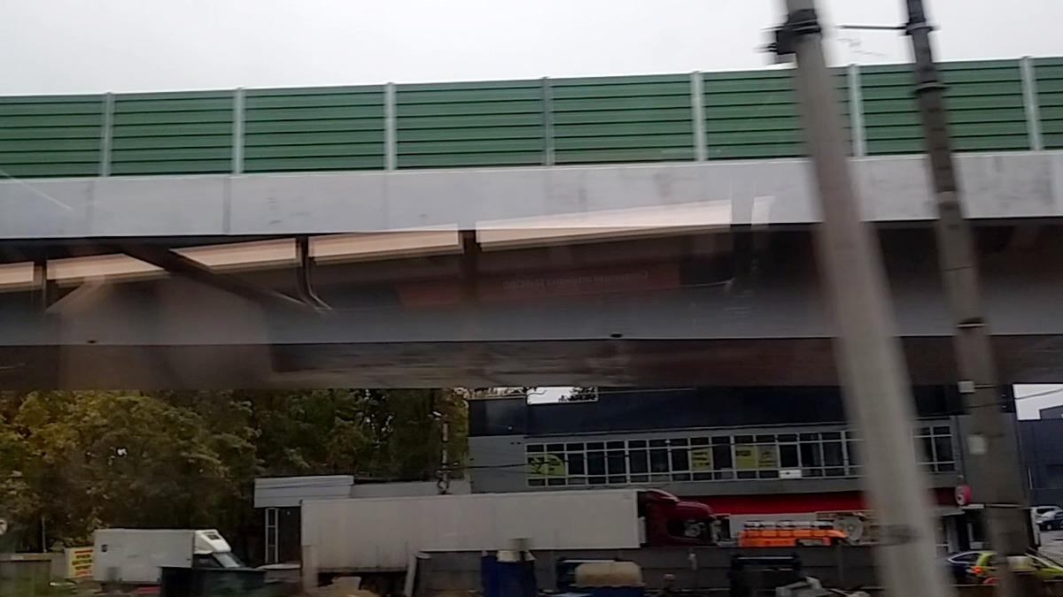 Установленные шумозащитные экраны у Южного проспекта, кадр из видео автора