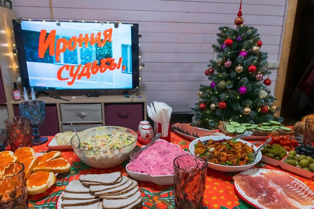    Стол россиянина на Новый год всегда ломится от яств. Shutterstock.