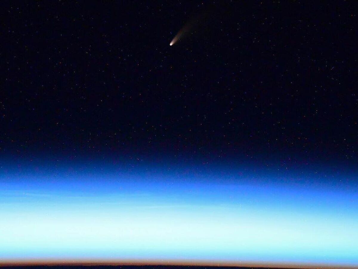    Комета C/2020 F3 (NEOWISE) над Землей© Фото : Роскосмос/Иван Вагнер