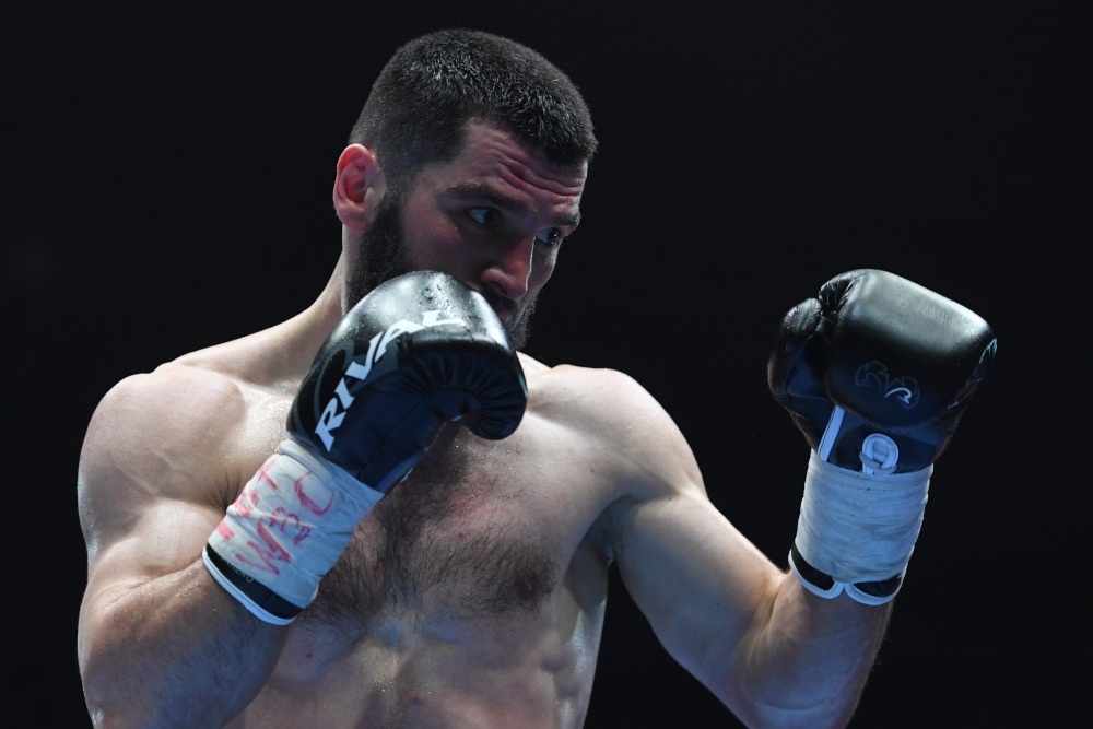    Бетербиеву не нравится Бивол, как и все соперники. Но у Дмитрия есть то, что нужно Артуру, - недостающий пояс. / Фото: РИА Новости