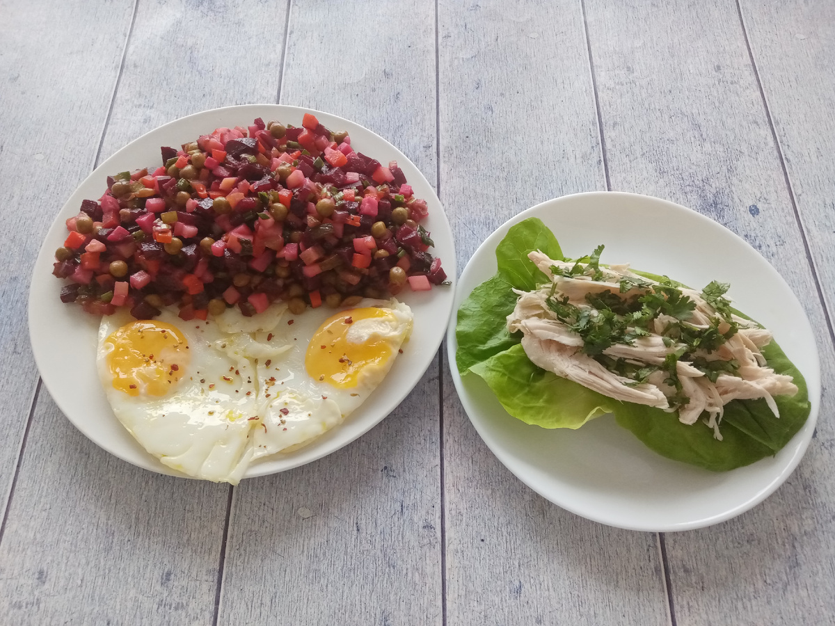 Завтрак. Яичница, винегрет и бутерброд с курицей.