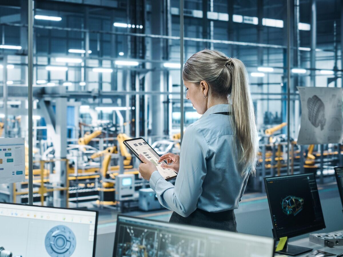    Инженер во время работы на производстве© iStock.com / gorodenkoff