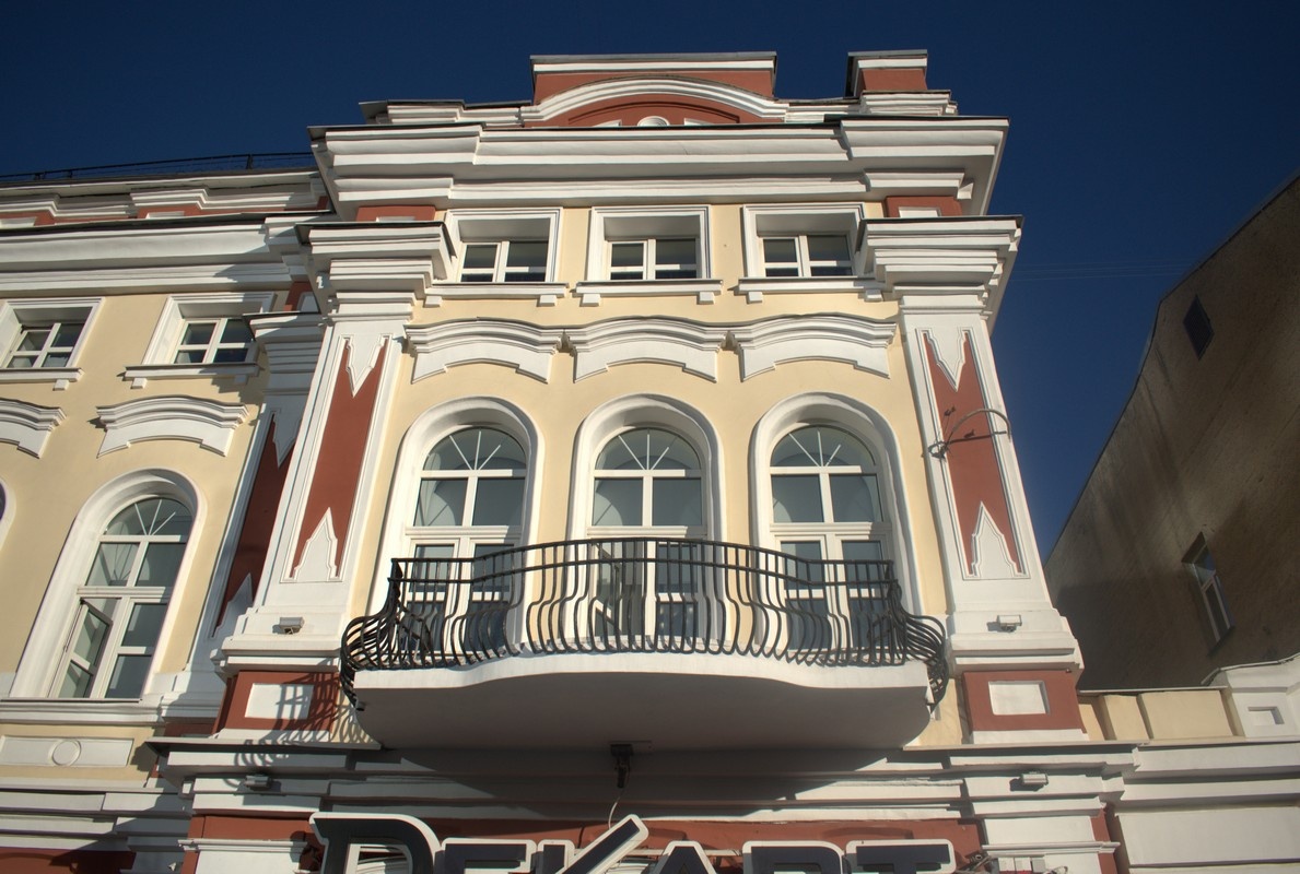 Ажурный изогнутый балкон выдает принадлежность дома барокко