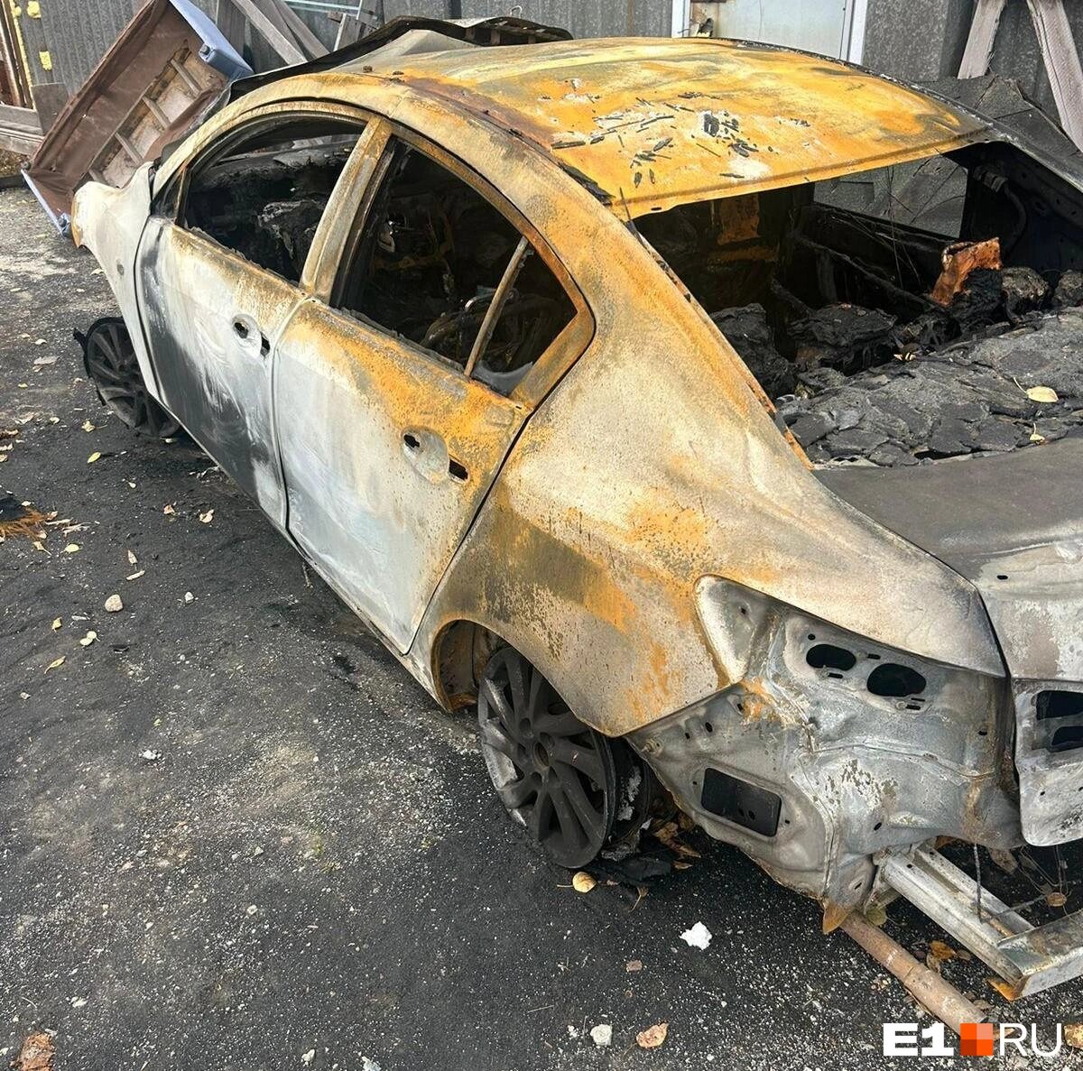 Сгоревшая иномарка / Фото: Е1